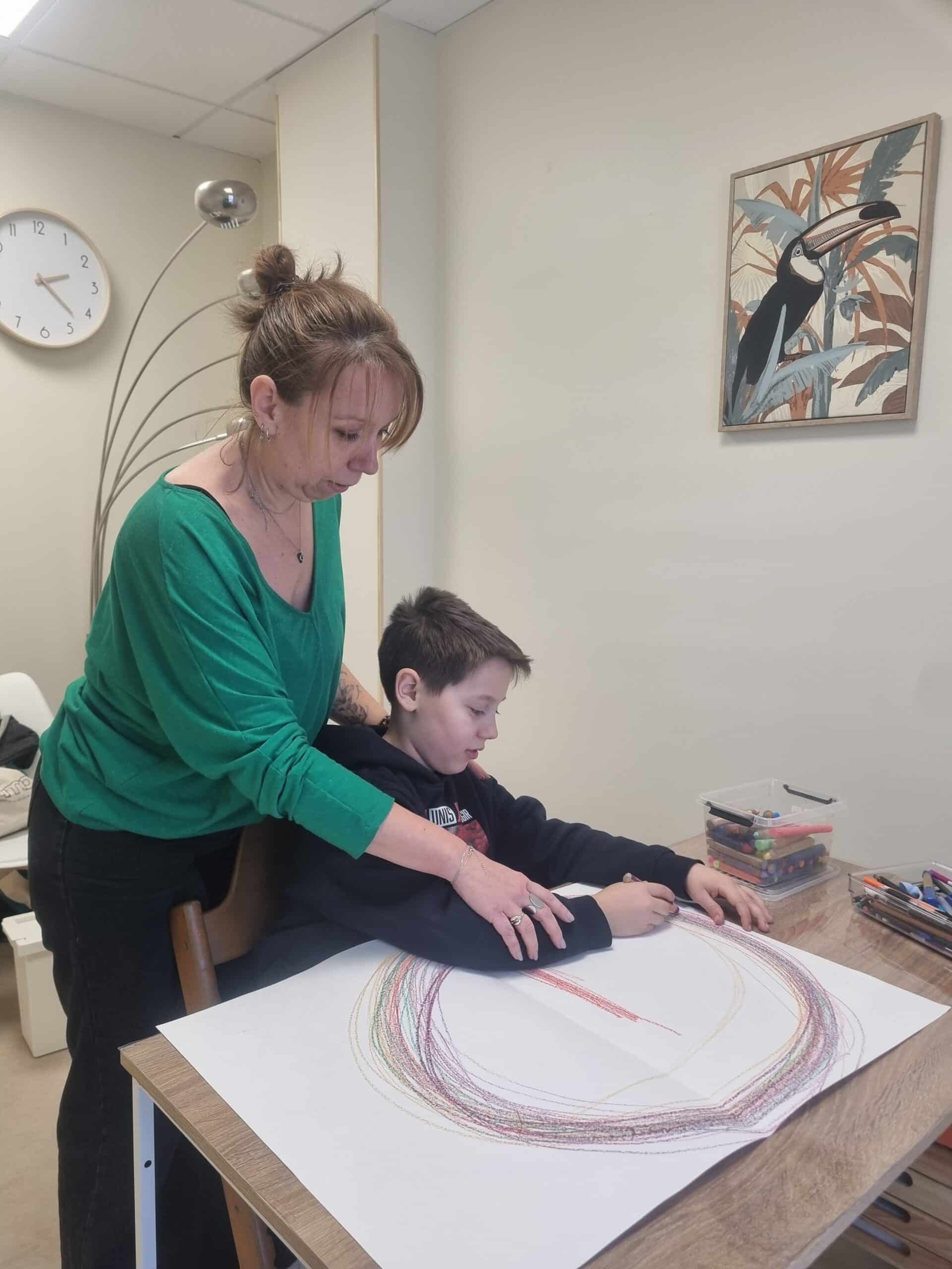 Valérie Prost, graphothérapeute à Limas accompagnant un enfant au cabinet
