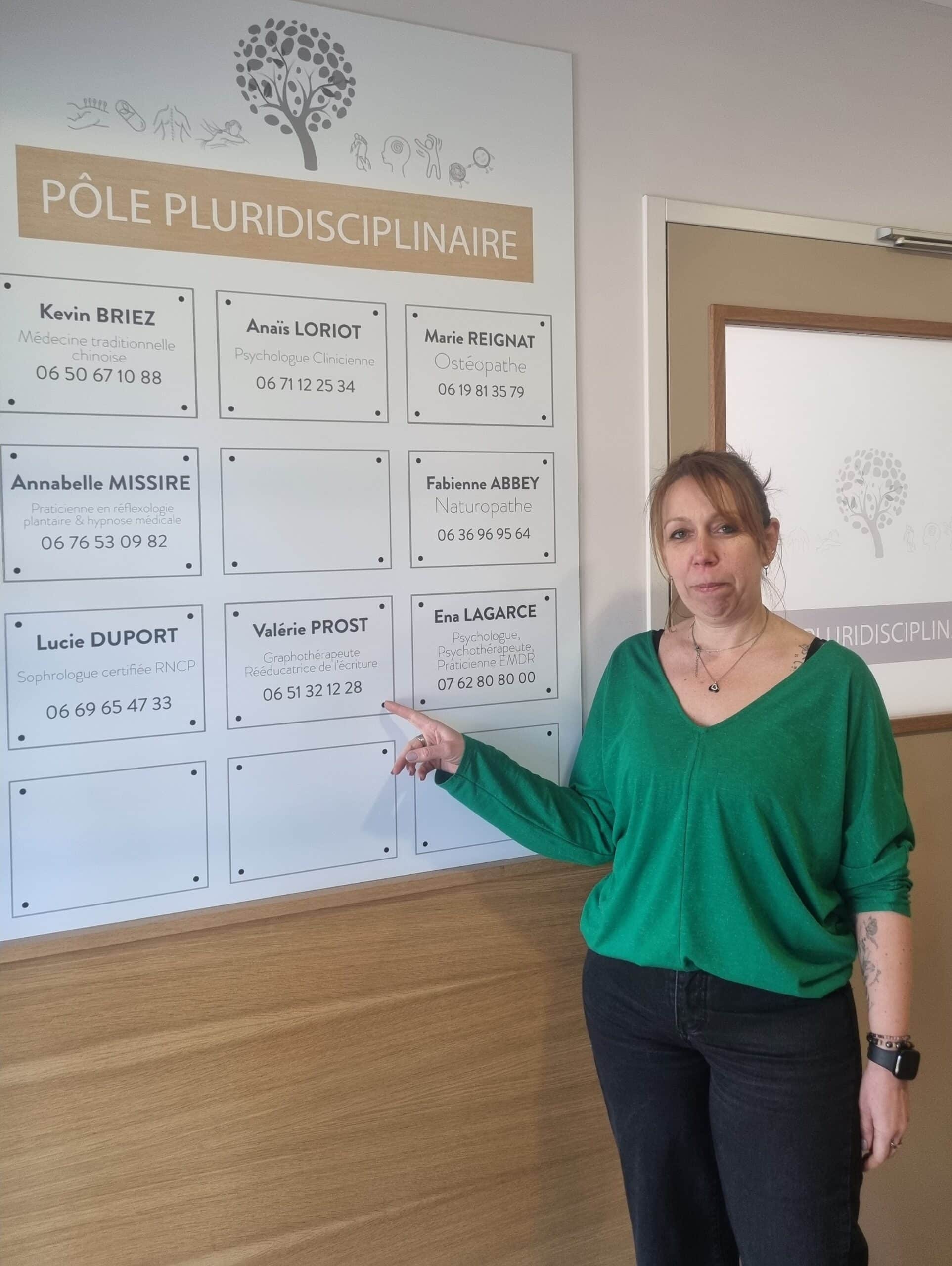 Valérie Prost, graphothérapeute à Limas, devant le panneaux des professionnelles