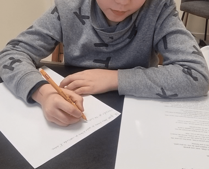 Posture redressee et confort graphique enfant